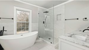 Salle de bain modernisée grâce à un film étanche adapté aux surfaces humides.